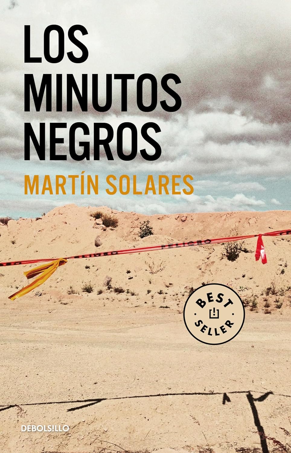 Los Minutos Negros Paperback (Spanish Language Edition)