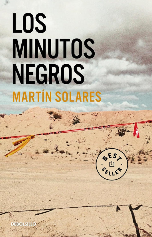 Los Minutos Negros Paperback (Spanish Language Edition)